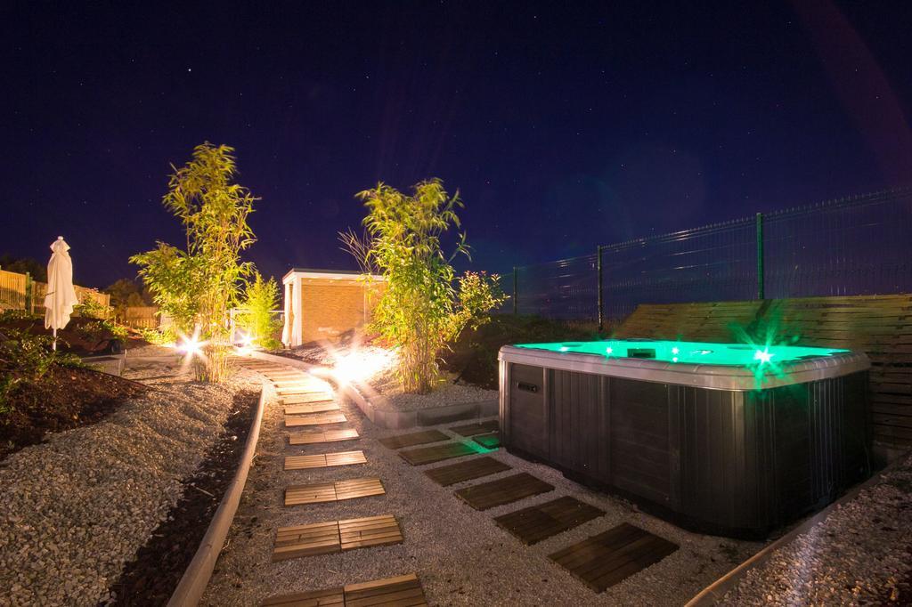 Camping Adria Mobile Homes In Camping Kastanija Novigrad Istria Exterior foto