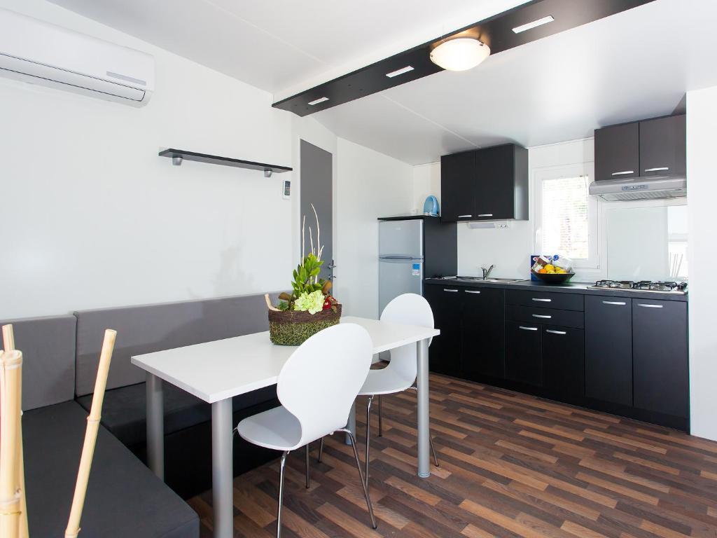 Camping Adria Mobile Homes In Camping Kastanija Novigrad Istria Habitación foto