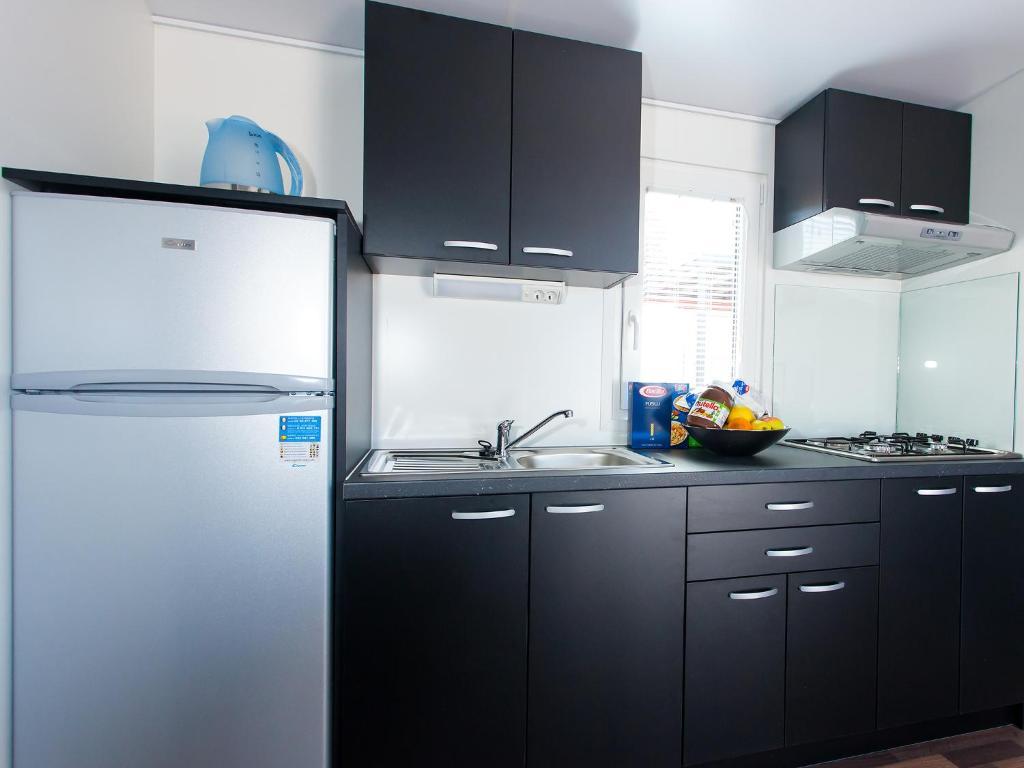 Camping Adria Mobile Homes In Camping Kastanija Novigrad Istria Habitación foto
