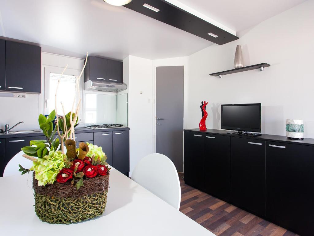 Camping Adria Mobile Homes In Camping Kastanija Novigrad Istria Habitación foto