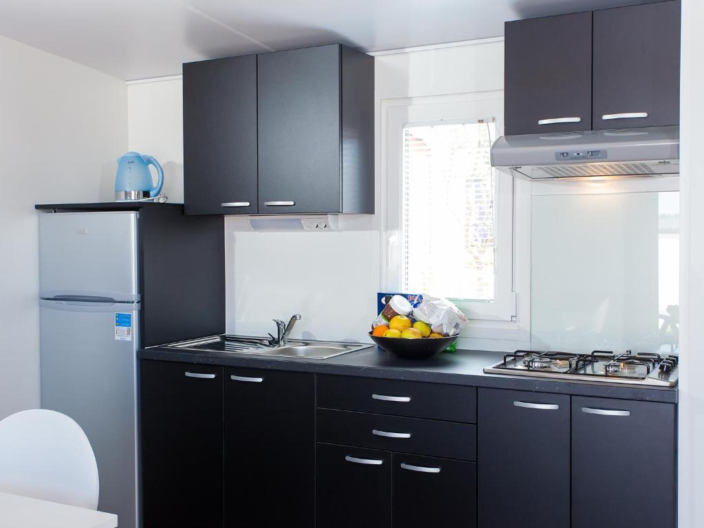 Camping Adria Mobile Homes In Camping Kastanija Novigrad Istria Habitación foto