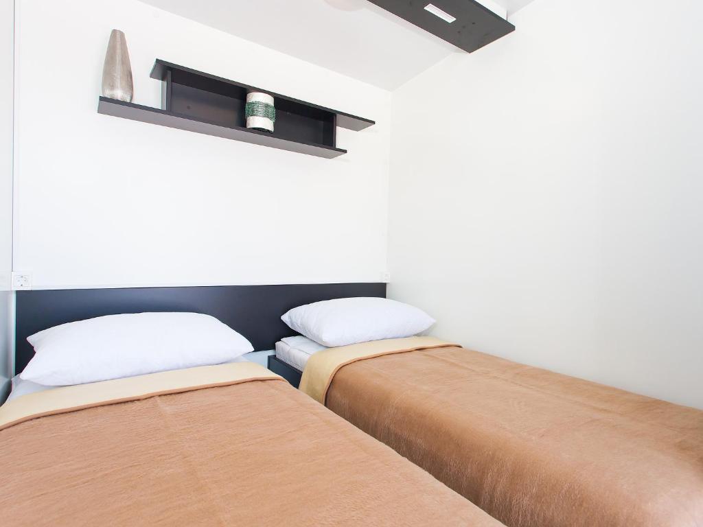 Camping Adria Mobile Homes In Camping Kastanija Novigrad Istria Habitación foto