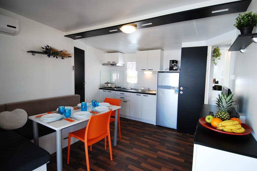 Camping Adria Mobile Homes In Camping Kastanija Novigrad Istria Exterior foto