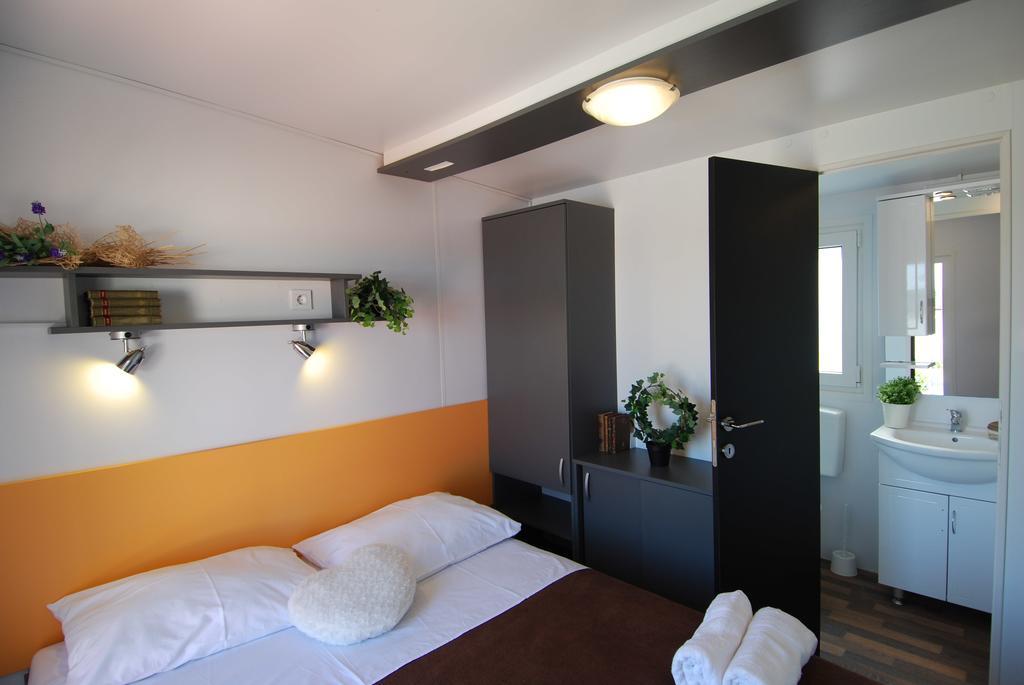 Camping Adria Mobile Homes In Camping Kastanija Novigrad Istria Exterior foto