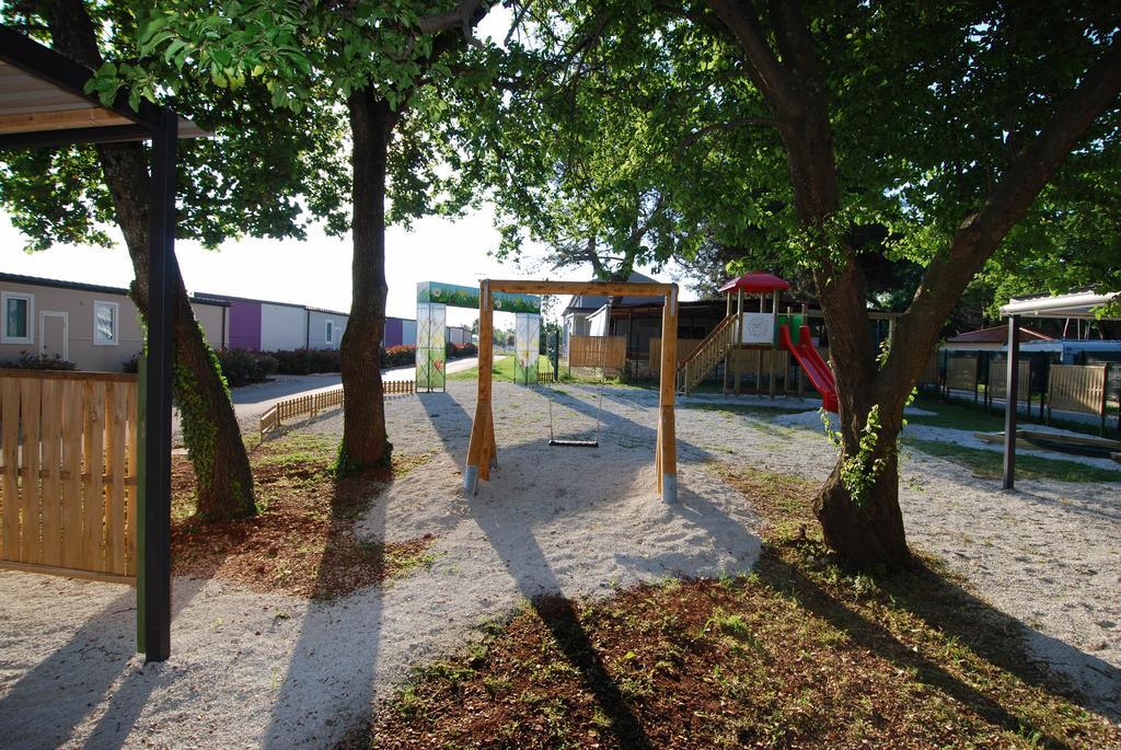 Camping Adria Mobile Homes In Camping Kastanija Novigrad Istria Exterior foto