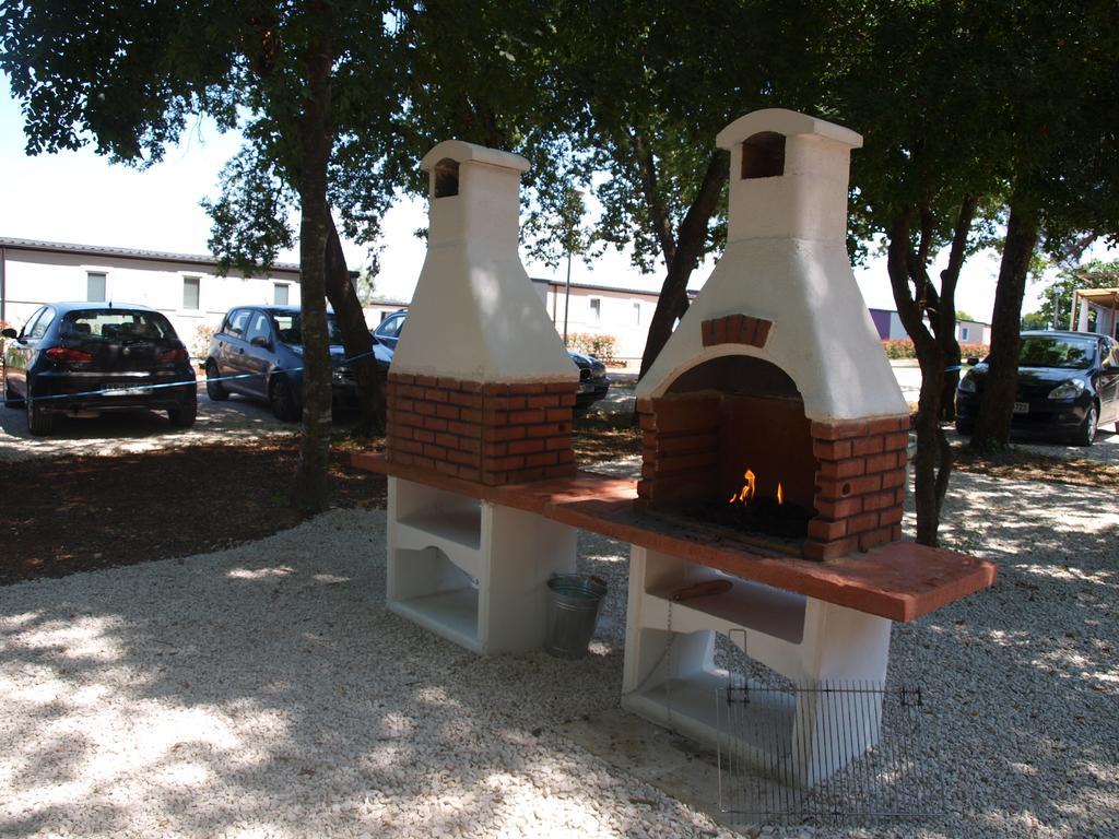 Camping Adria Mobile Homes In Camping Kastanija Novigrad Istria Exterior foto
