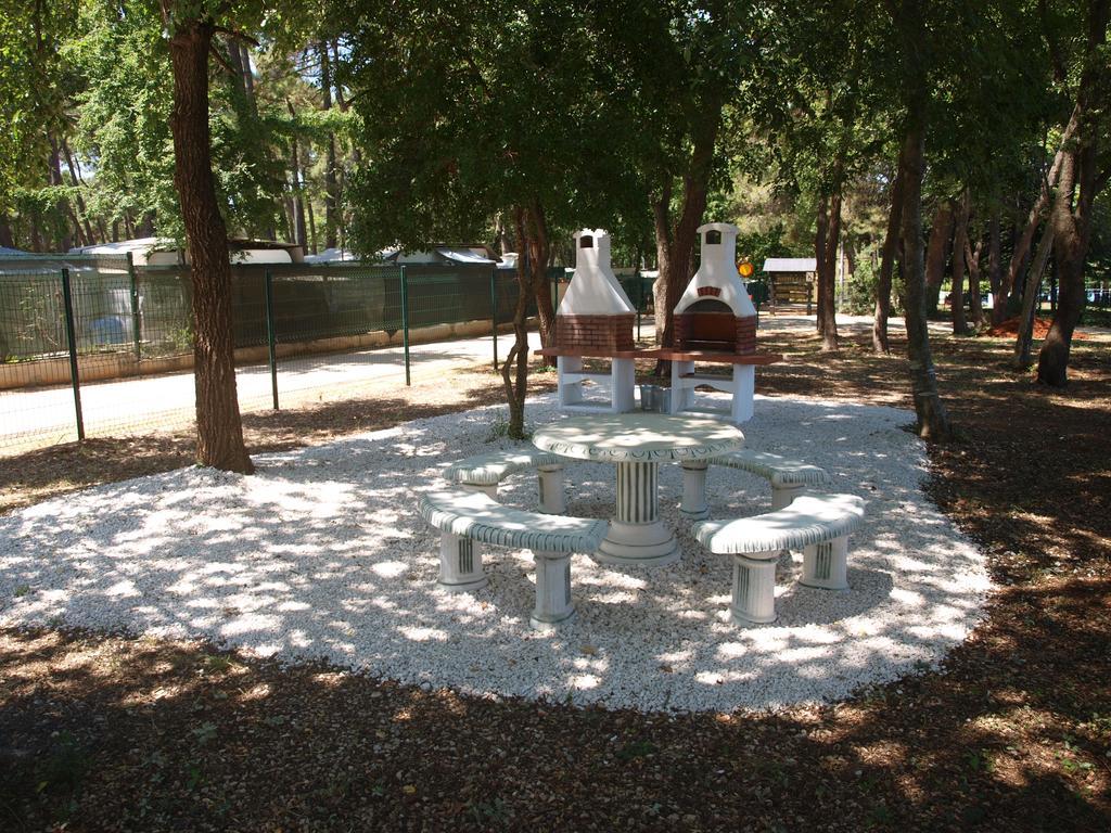 Camping Adria Mobile Homes In Camping Kastanija Novigrad Istria Exterior foto